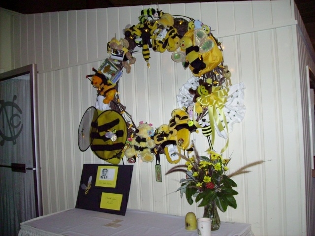 Bee Wall Wreath! (Uploaded by Jane Hartman Segal)